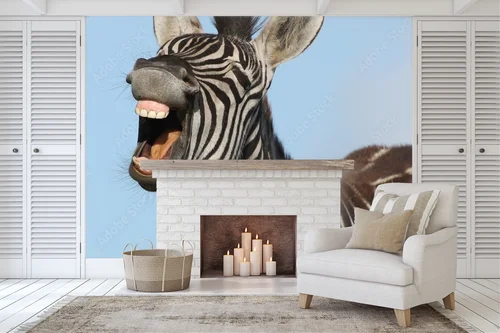 Wesoła zebra w pastelowym błękicie