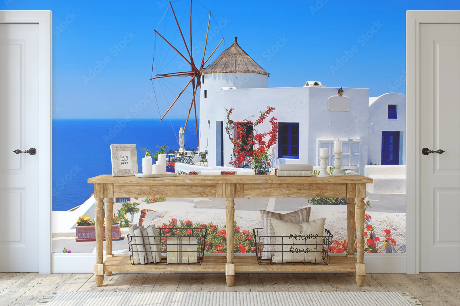 Czarujące białe młyny na Santorini w letniej aurze