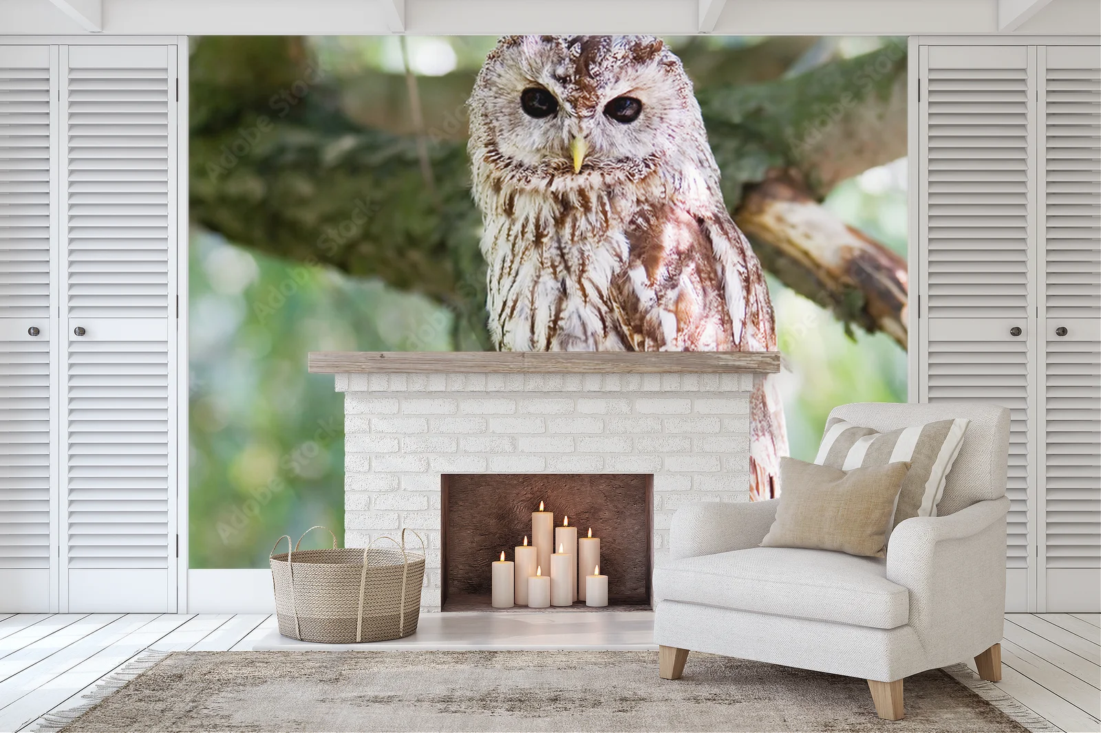 Wznoszący się tawny owl w naturalnych odcieniach