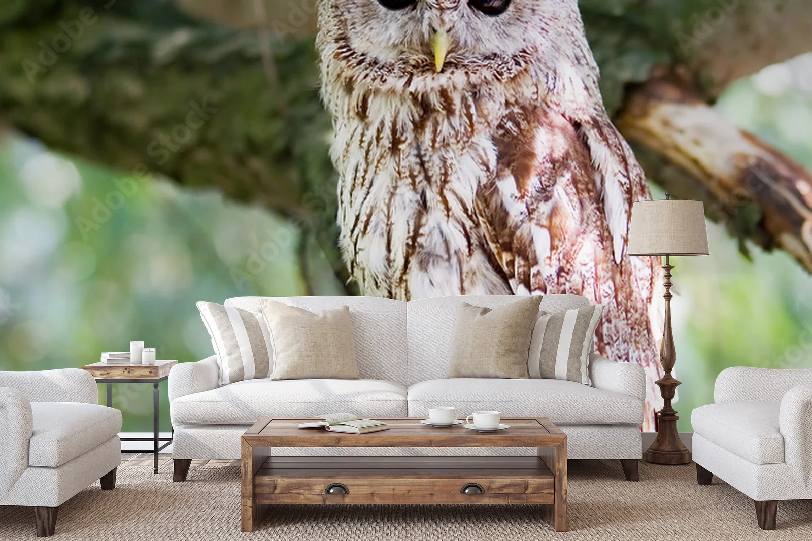Wznoszący się tawny owl w naturalnych odcieniach