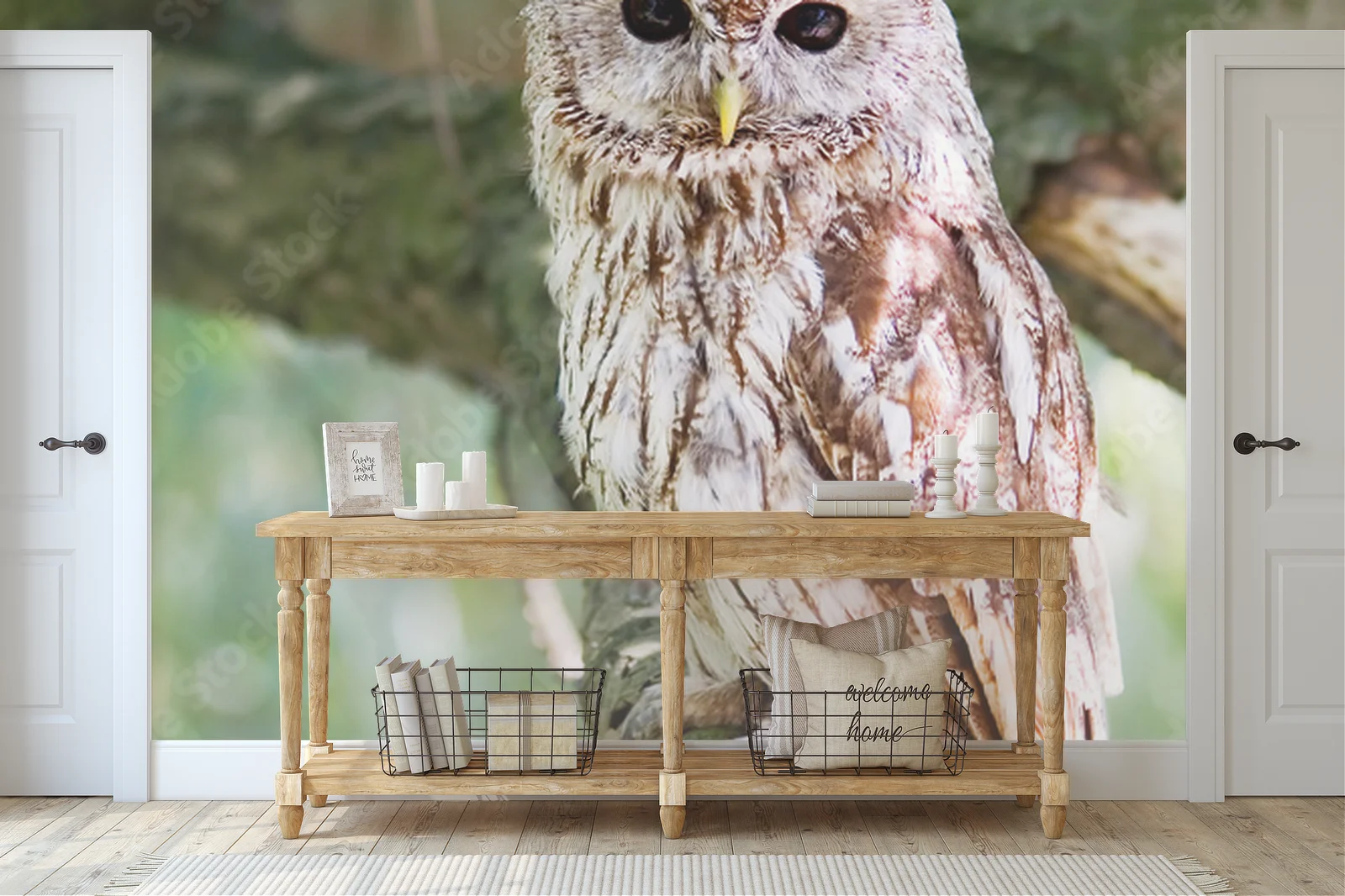 Wznoszący się tawny owl w naturalnych odcieniach