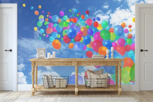 Radosne balony na błękitnym niebie