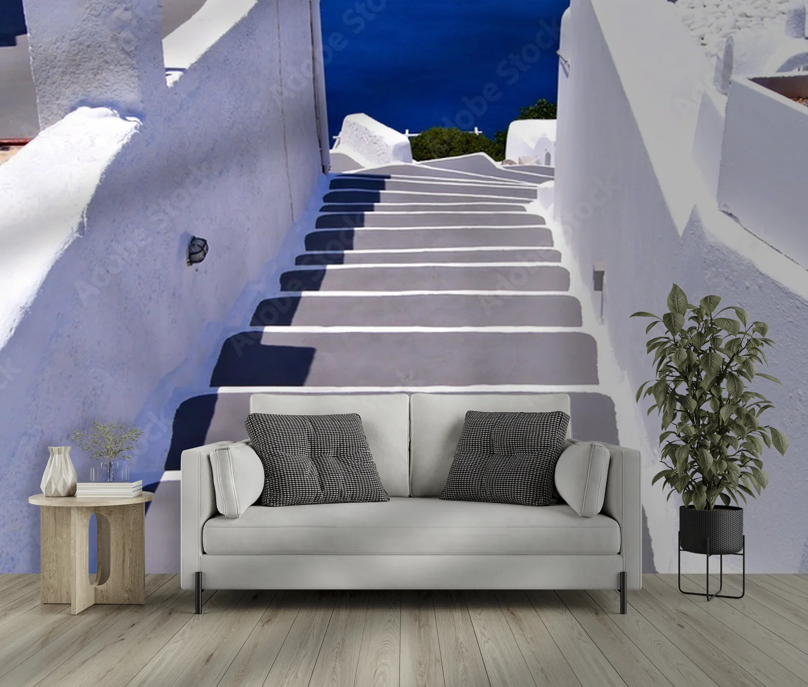 Klasyczna biel schodów na tle błękitu Santorini