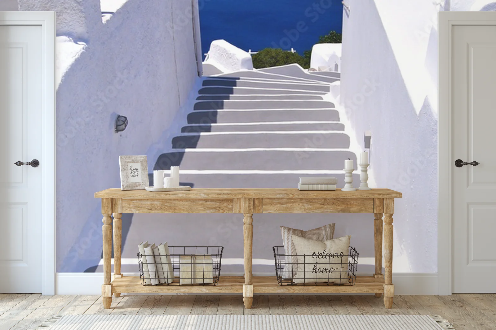 Klasyczna biel schodów na tle błękitu Santorini