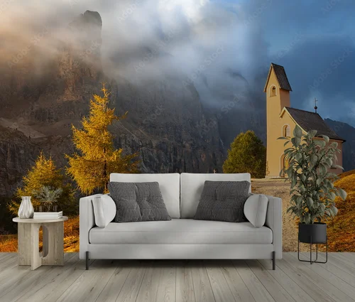 Urokliwa kapliczka w sercu Dolomitów