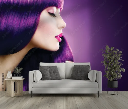 Zjawiskowa femme fatale w purpurowym blasku