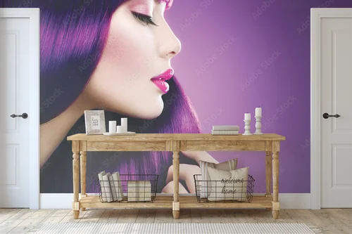 Zjawiskowa femme fatale w purpurowym blasku