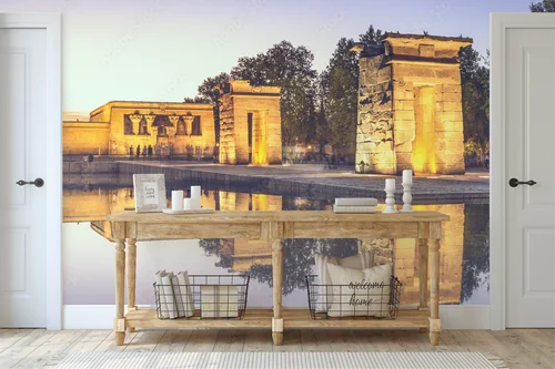 Zjawiskowy świątynia Debod w błękicie nieba