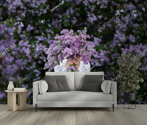 Kobieta z purpurowym bukietem w letnich promieniach