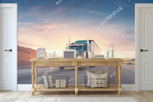 Mocny truck w amerykańskim stylu na autostradzie