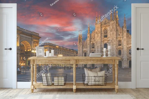 Urok architektury Mediolanu w zachodzącym słońcu