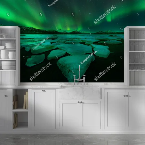 Zjawiskowe zorzę polarną w magicznej scenerii