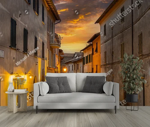 Urokliwa uliczka Orvieto o zmierzchu
