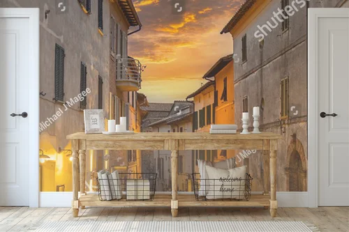 Urokliwa uliczka Orvieto o zmierzchu