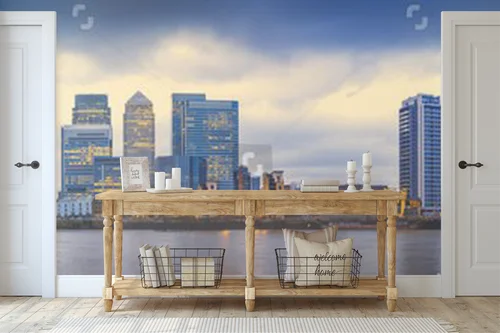 Wizjonerski pejzaż Canary Wharf w blasku nocy