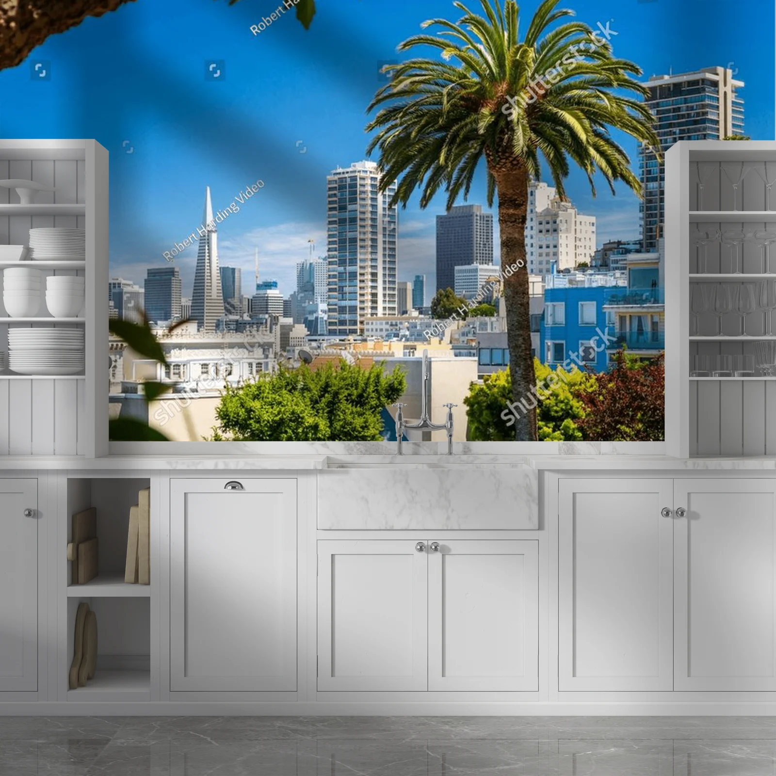 Nowoczesny pejzaż San Francisco pod palmą