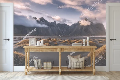 Epicka sceneria gór w obliczu szalejącego oceanu