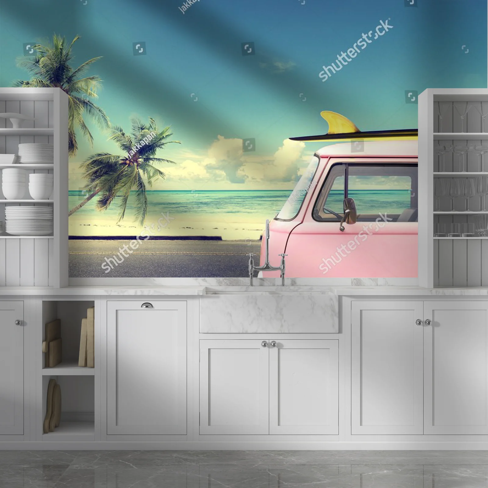 Retro van na plaży z deską surfingową
