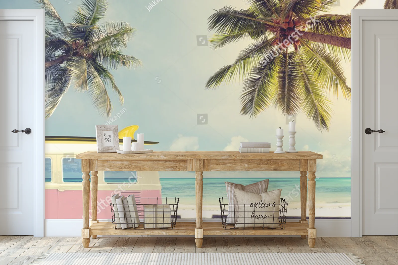 Retro samochód na plaży z deską surfingową