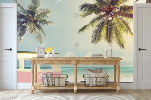 Retro samochód na plaży z deską surfingową