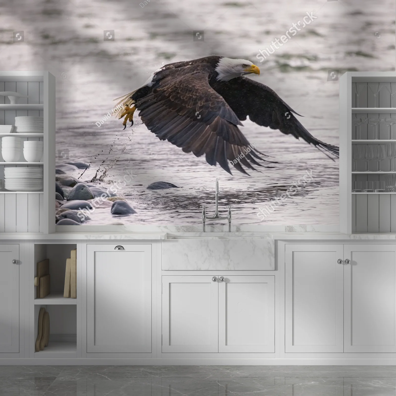 Bald Eagle nad brzegiem rzeki – majestatyczne piękno
