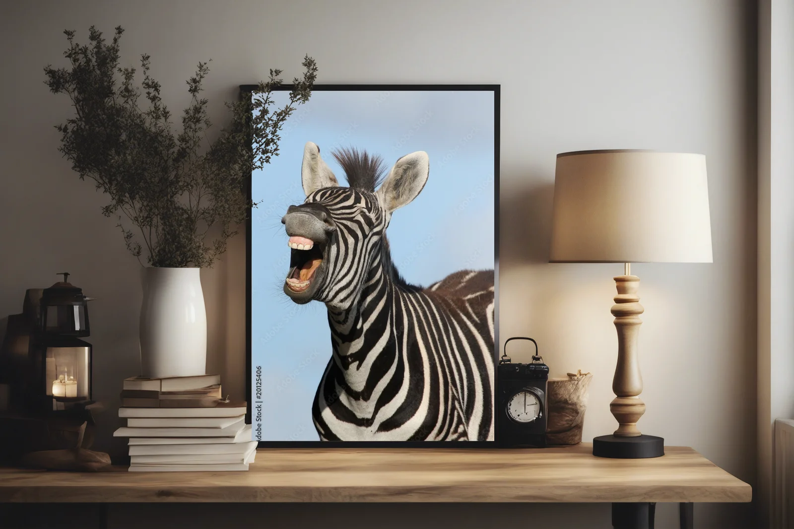 Wesoła zebra w pastelowym błękicie