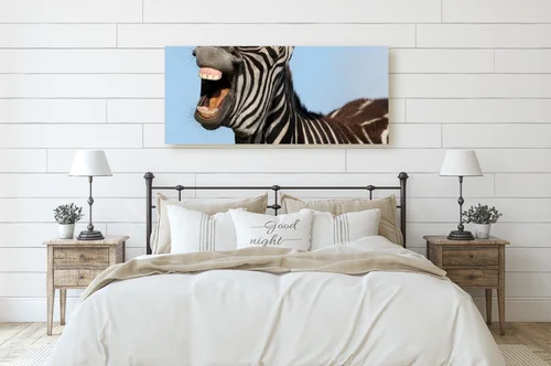 Wesoła zebra w pastelowym błękicie