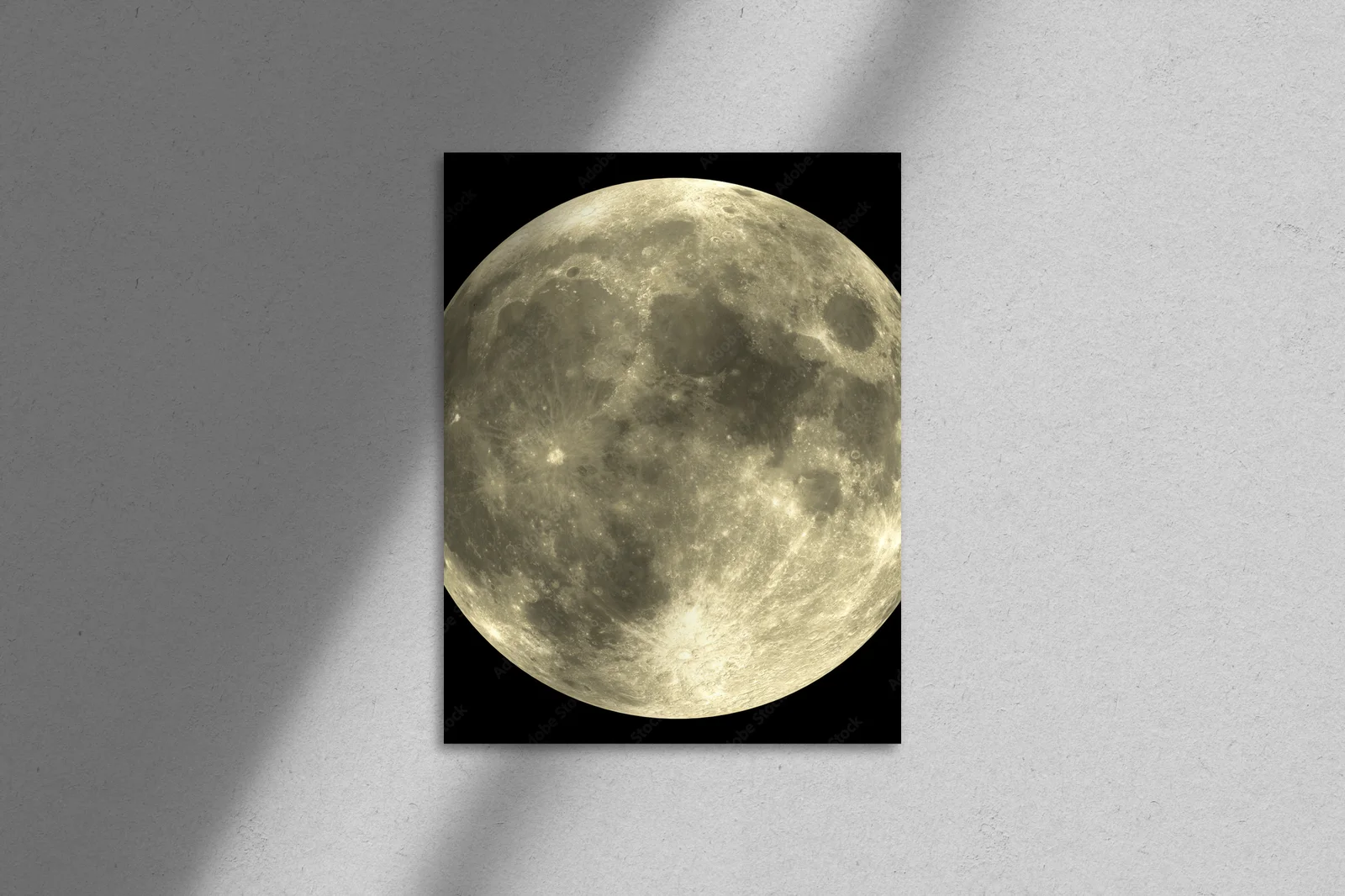Misterne czarne nocne niebo z musującym księżycem