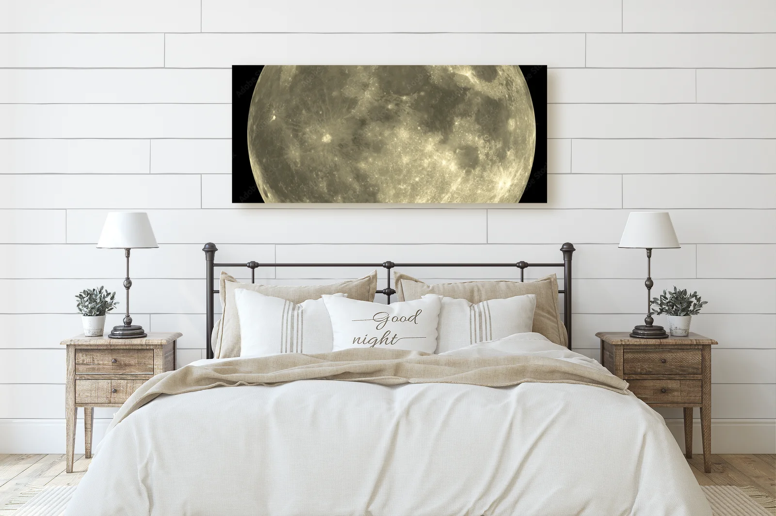 Misterne czarne nocne niebo z musującym księżycem