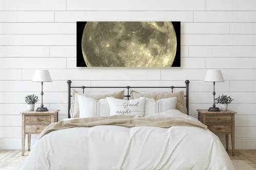 Misterne czarne nocne niebo z musującym księżycem