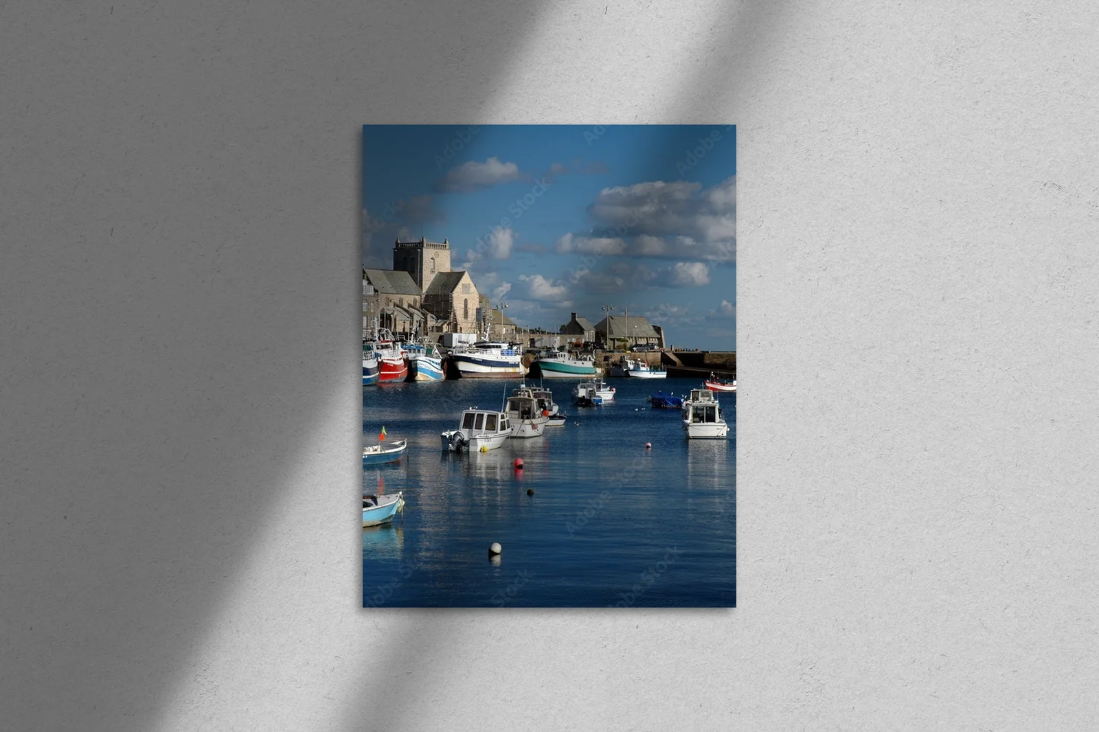 Spokojny port Barfleur w odcieniach błękitu