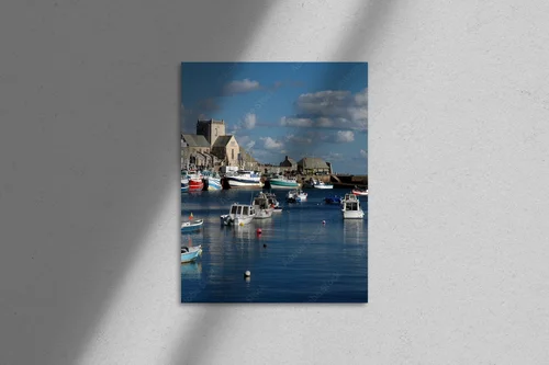 Spokojny port Barfleur w odcieniach błękitu