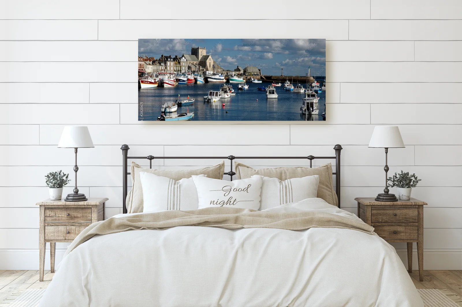 Spokojny port Barfleur w odcieniach błękitu