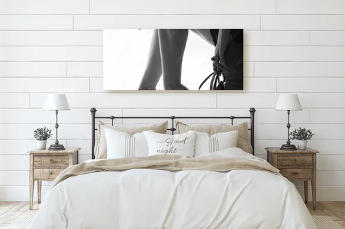 Elegancja w bieli z elementami subtelnego połysku