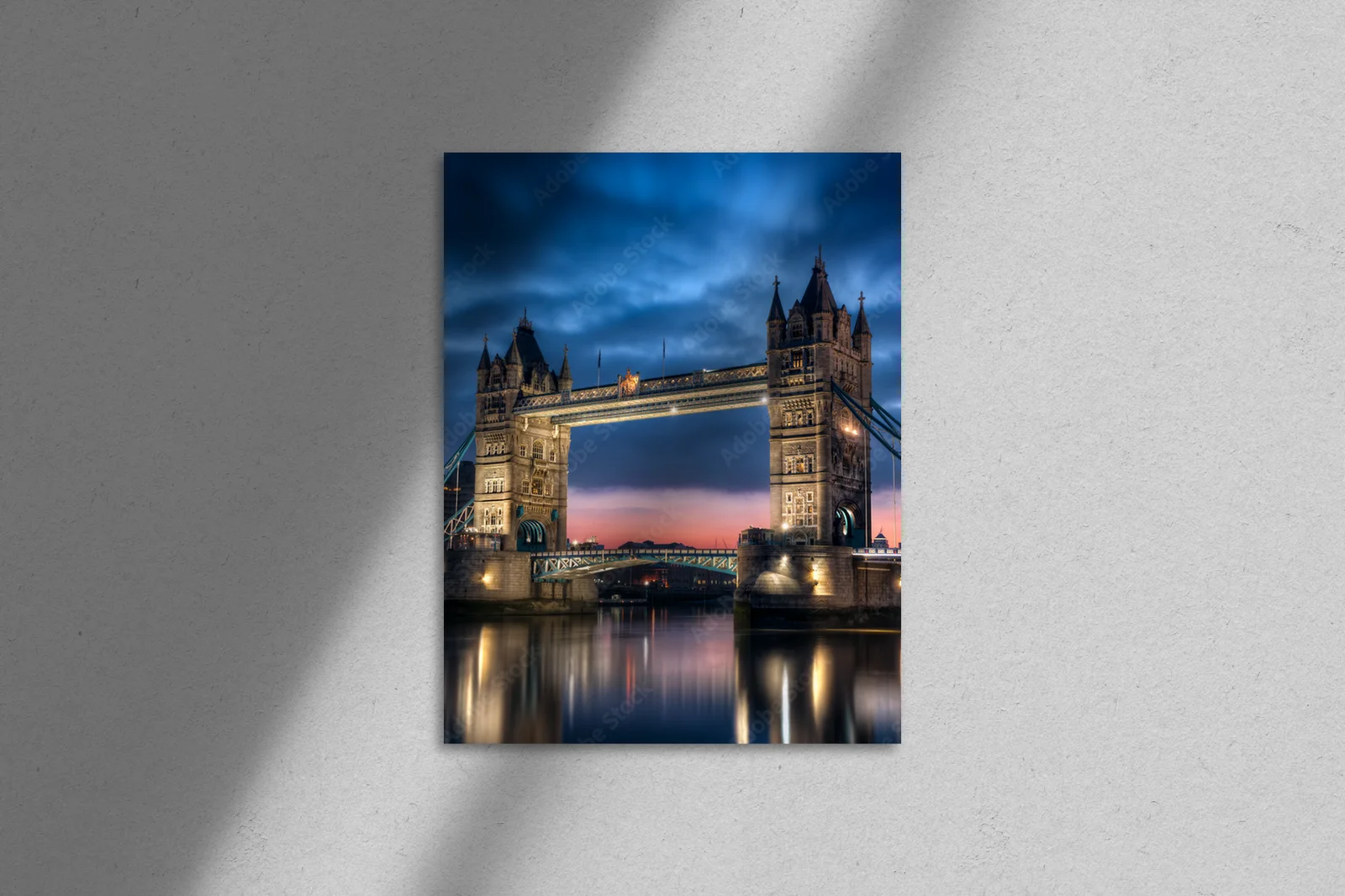 Magiczny Tower Bridge o zachodzie słońca