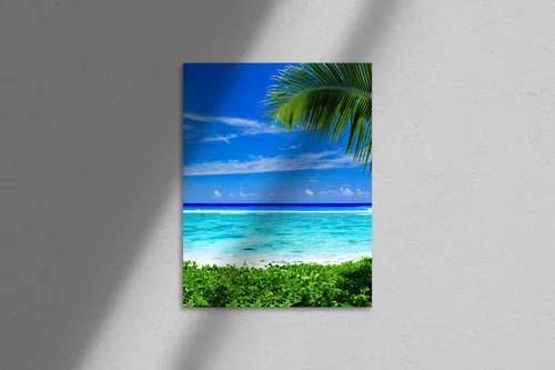 Tropikalna plaża otoczona palmami w błękicie