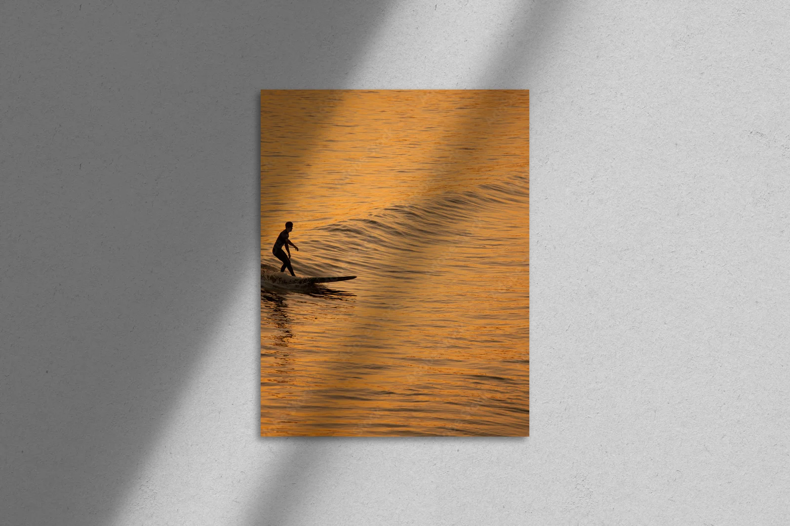 Kalifornijski surfer w blasku zachodu słońca
