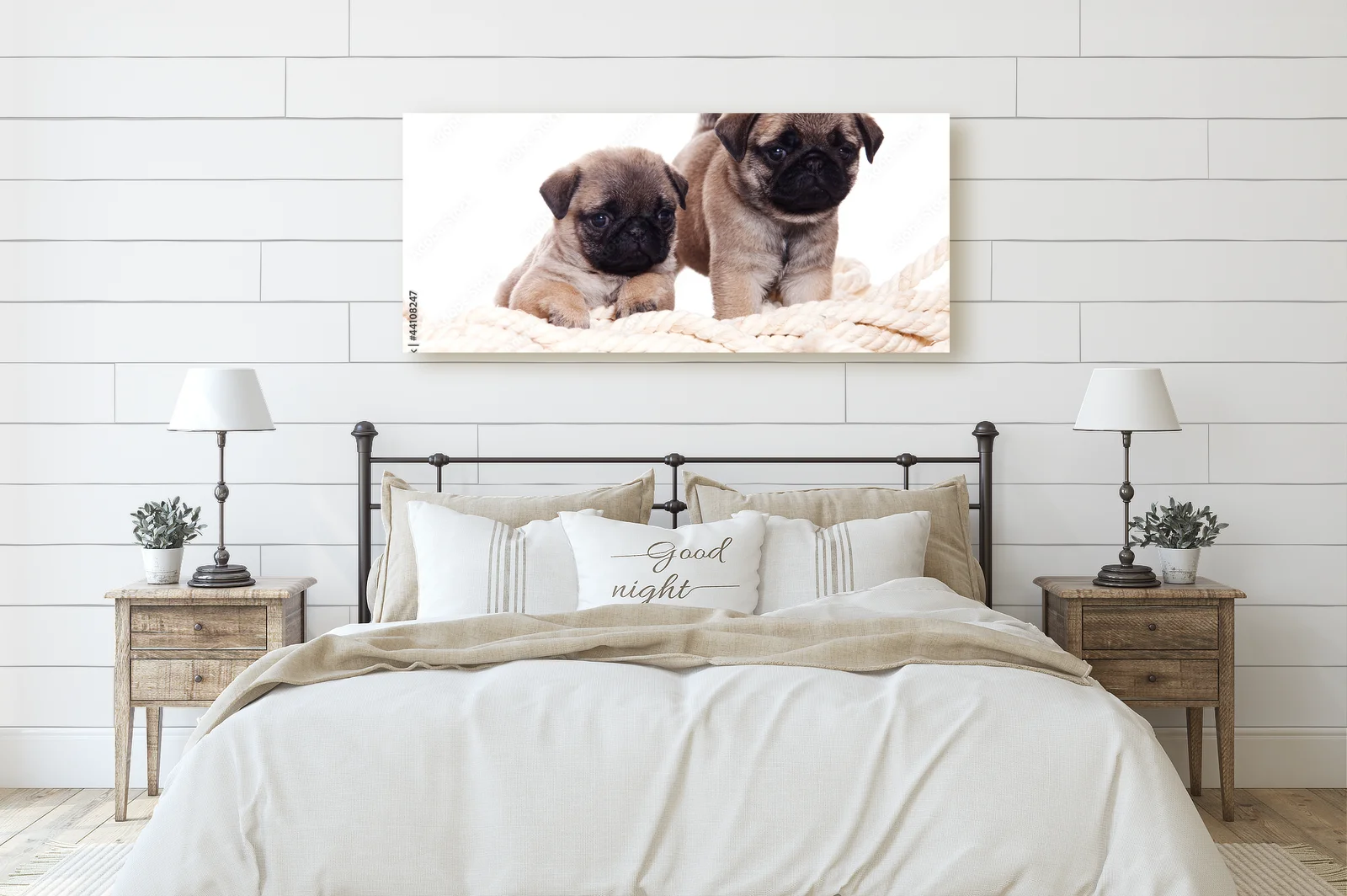 Uroczy Pug w harmonii bieli