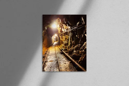 Mroczne ścieżki w tajemniczym tunelu