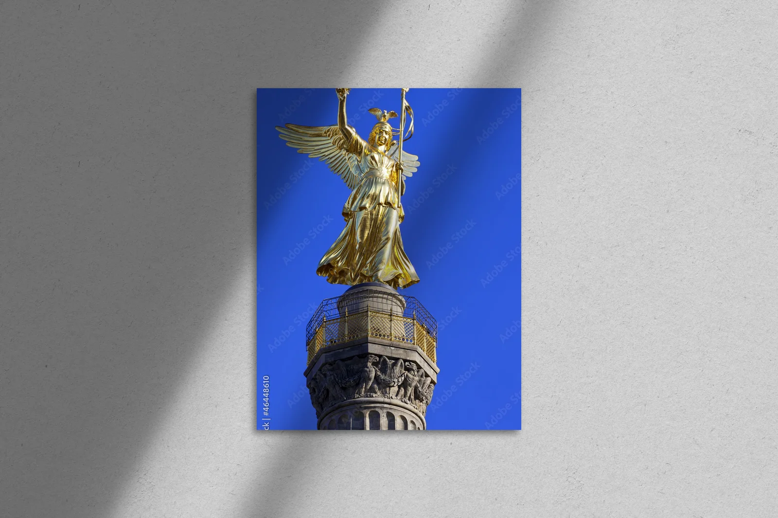 Triumfalna kolumna w intensywnych odcieniach niebieskości