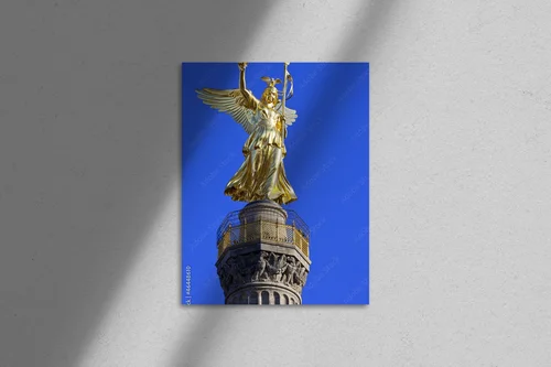 Triumfalna kolumna w intensywnych odcieniach niebieskości