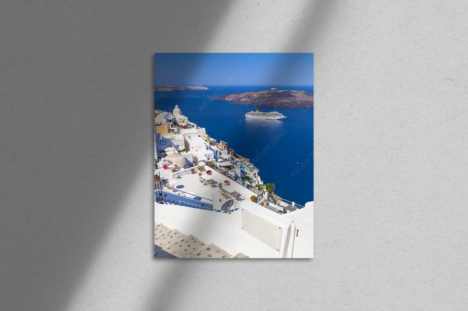 Urok Santorini: Błękitne niebo i białe domki