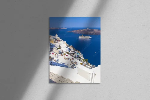 Urok Santorini: Błękitne niebo i białe domki