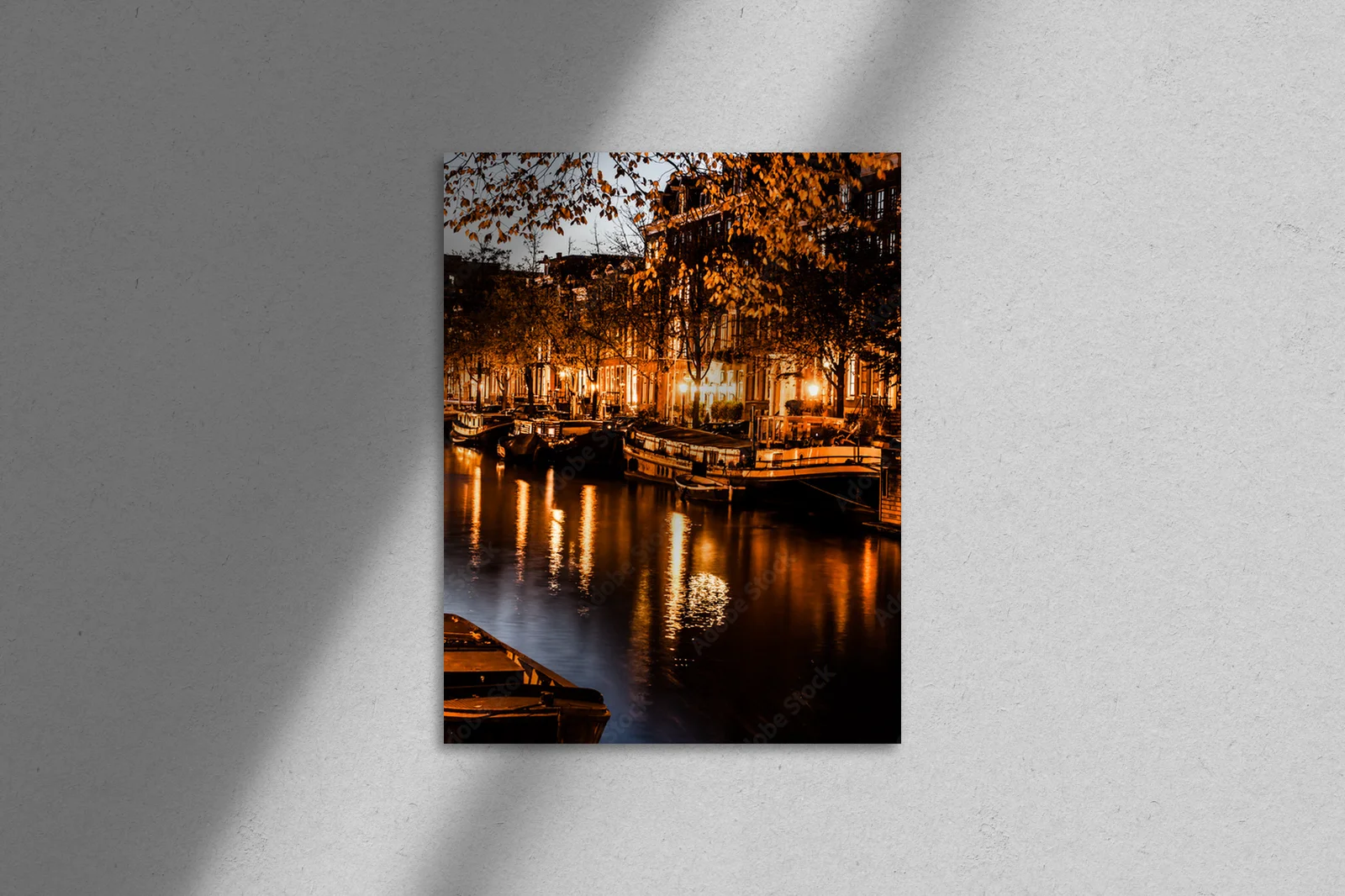 Nocny Amsterdam w tajemniczych odcieniach