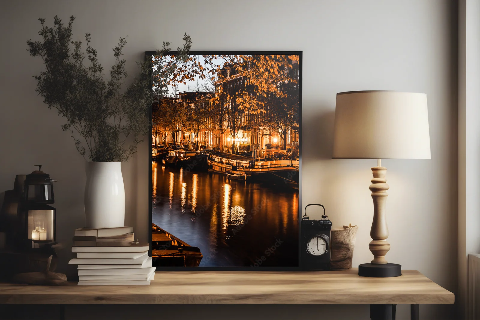 Nocny Amsterdam w tajemniczych odcieniach