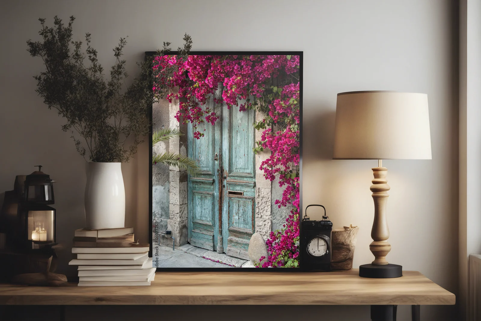 Stara drewniana scena z bougainvilleą na Cyprze
