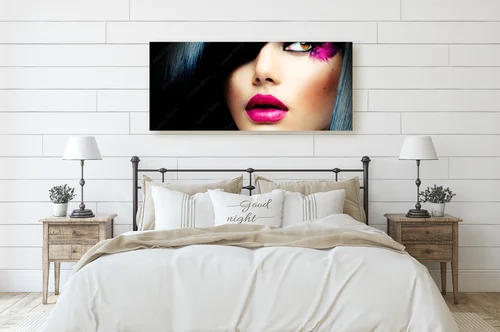 Blask piękna w czerni: portret brunetki