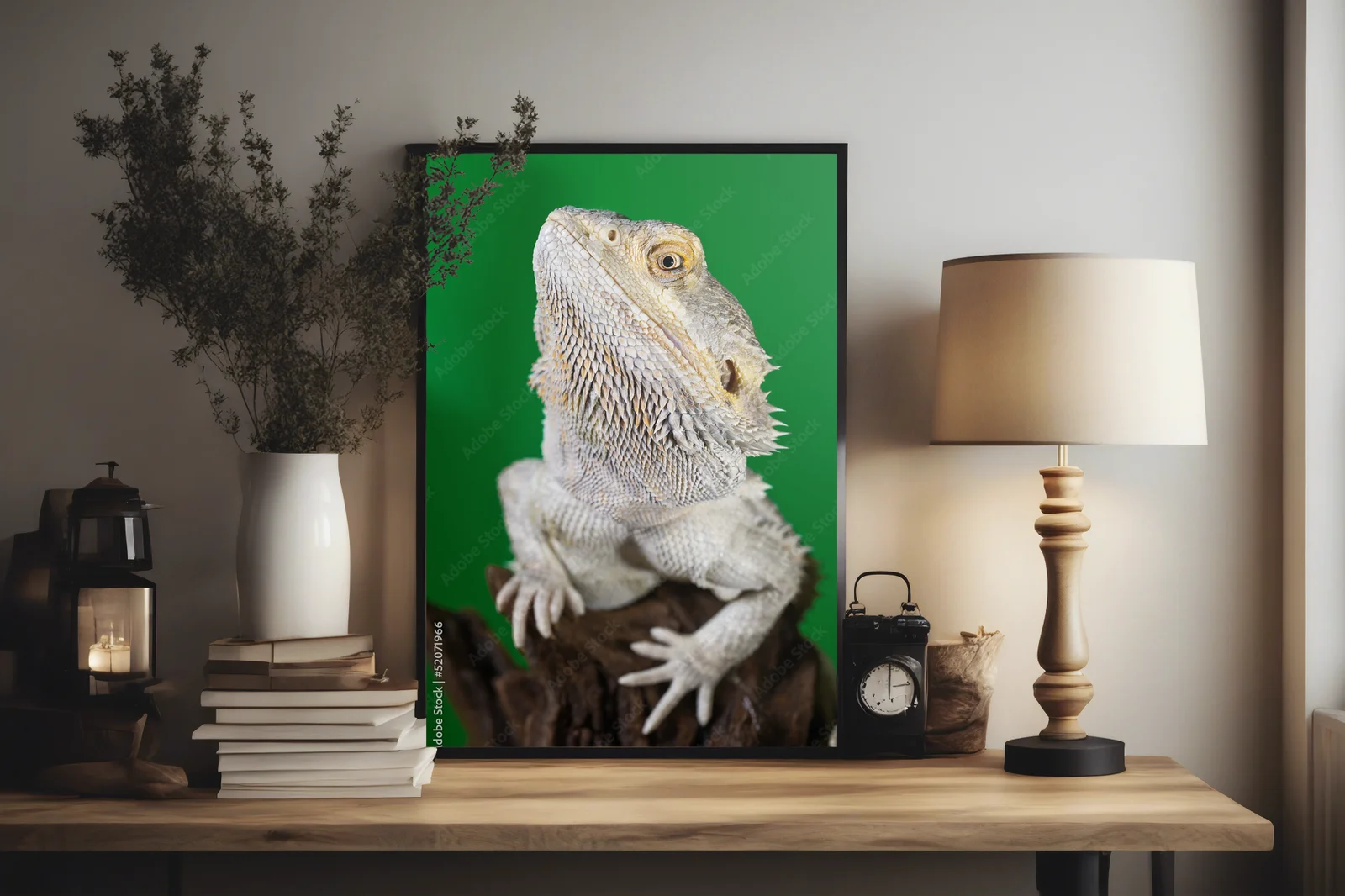 Elegancki bearded dragon na tle zieleni