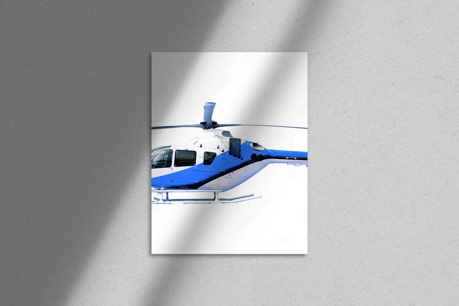 Niebieski helikopter w niewinnej bieli