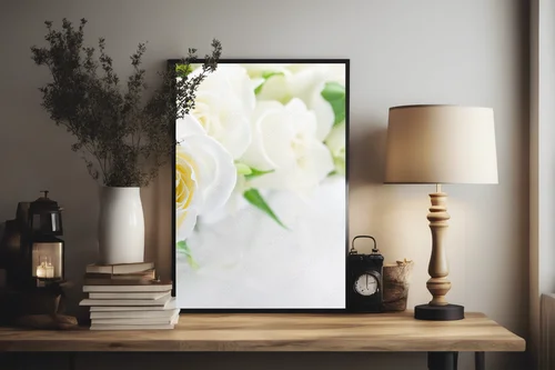 Elegancka kompozycja białych róż w pastelowych odcieniach